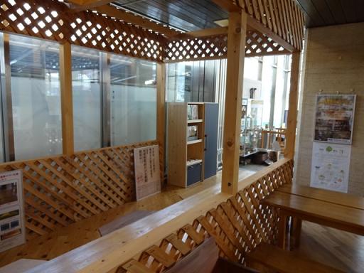 道庁ロビーのトドマツ家具