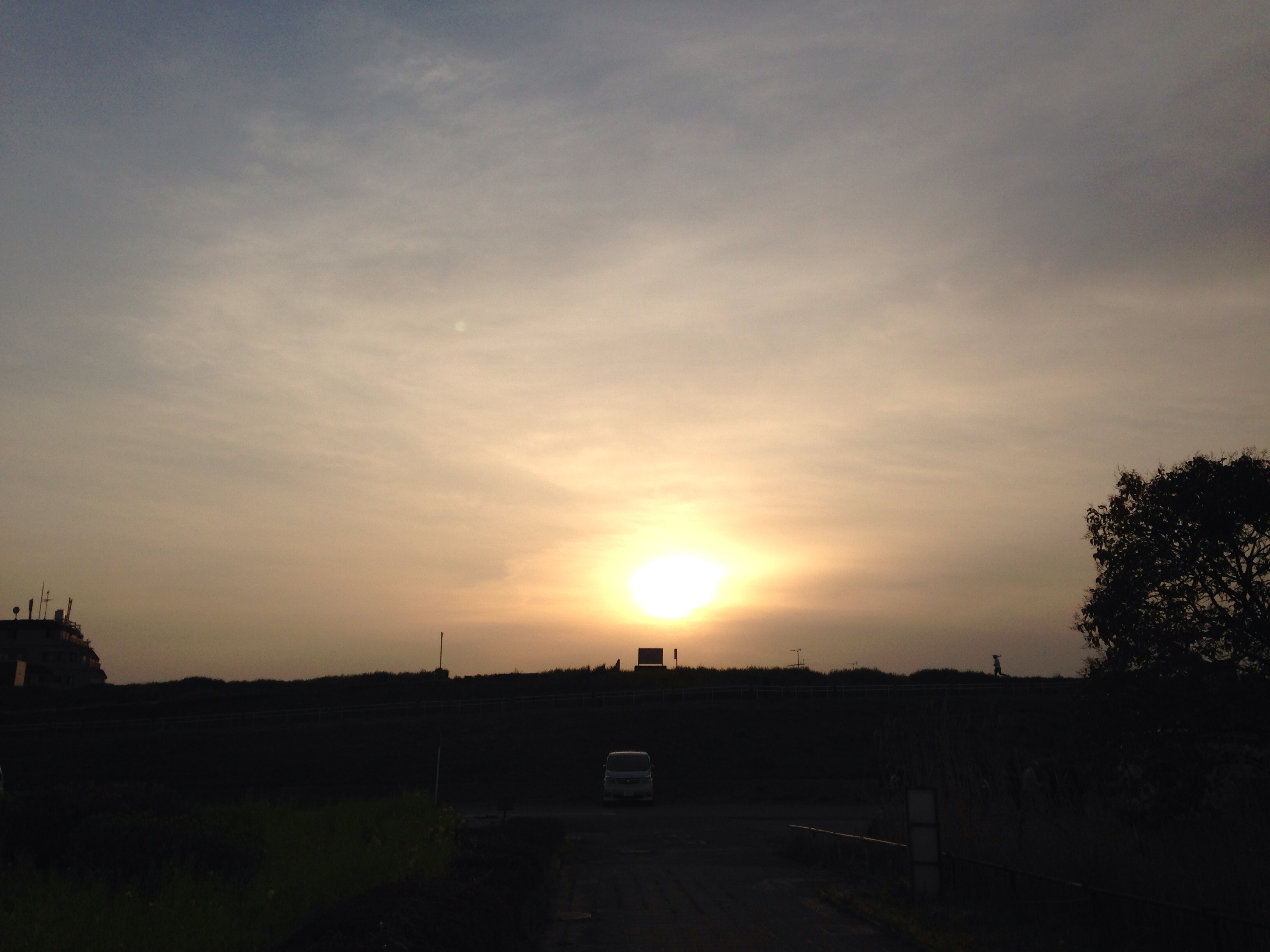 土手の夕陽