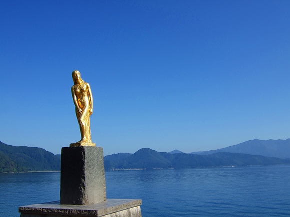 田沢湖の辰子像