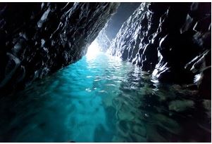 丹後半島の青の洞窟