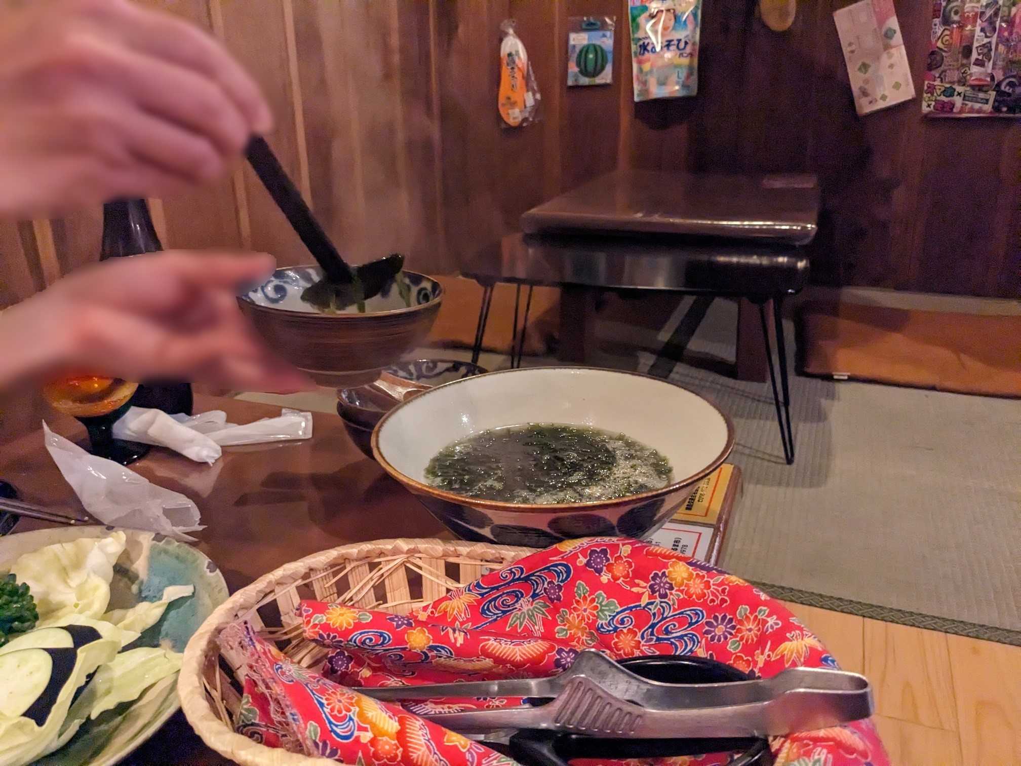 沖縄古民家七輪焼肉 恩納だから。恩納村セット　自分でよそるたっぷり量のあーさスープ