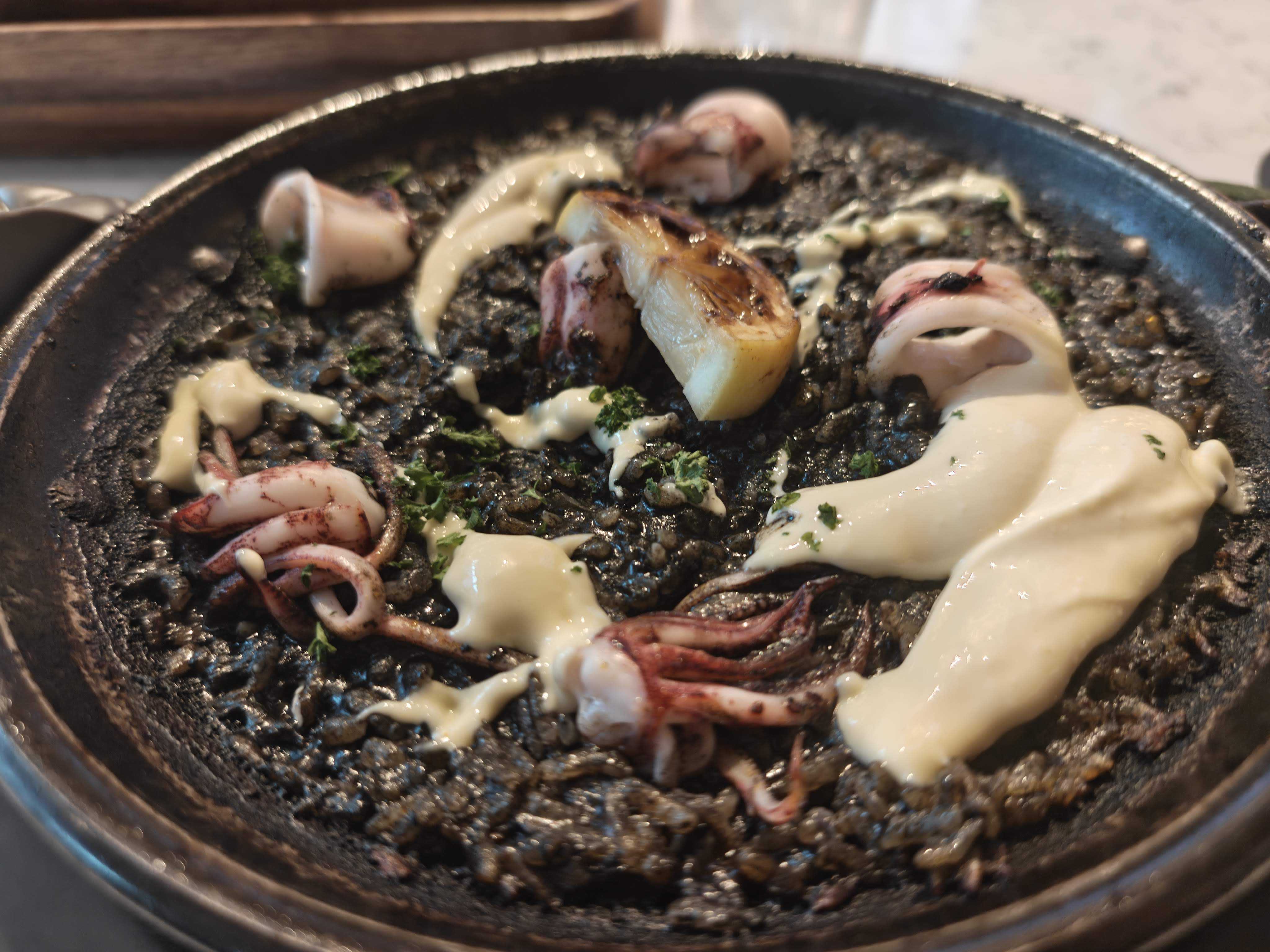 高輪ゲートウェイ　ランチ　Rigo SPANISH ITALIAN　アロス・ネグロ イカ墨のパエージャ