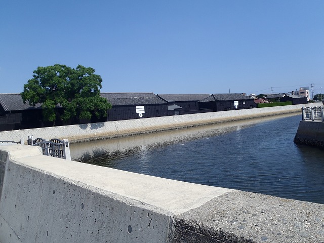運河沿いの蔵