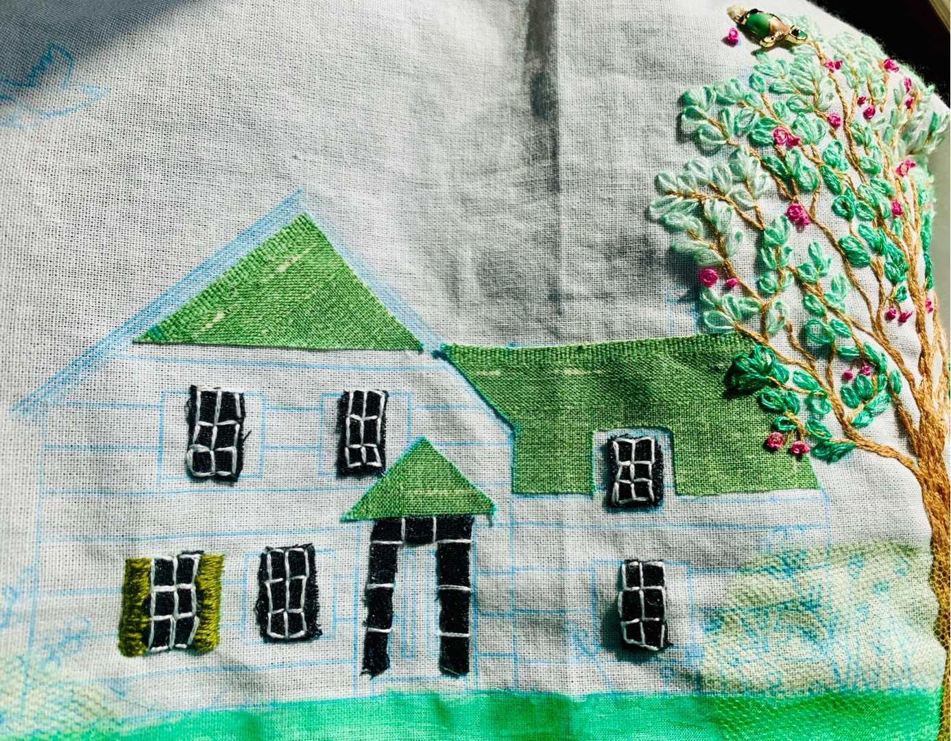 赤毛のアンの島」の立体刺繍をしました。窓枠や玄関を白糸で刺繍し