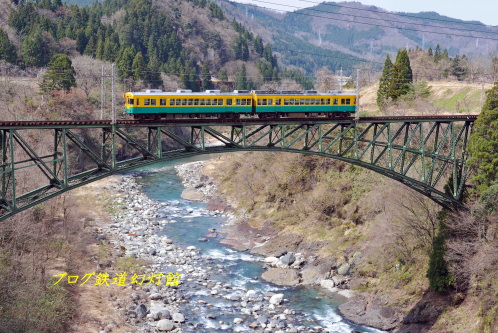 立山の名物鉄橋を渡る