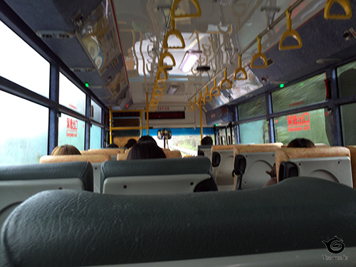 923バスの車内