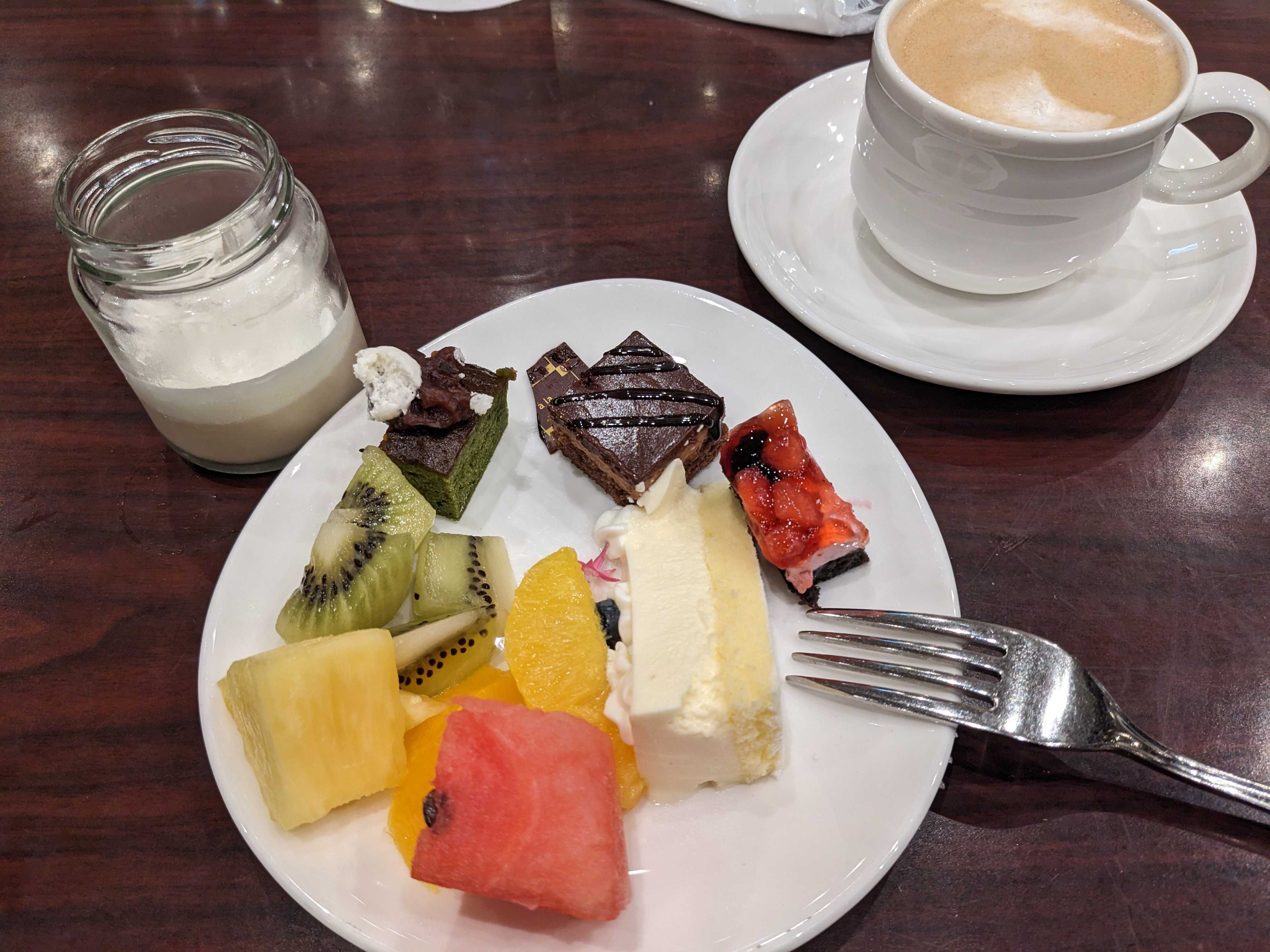 オクマプライベートビーチ＆リゾートのサーフサイドカフェの夕食ビュッフェのデザート