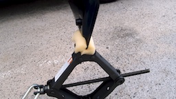 ドアをジャッキで支える