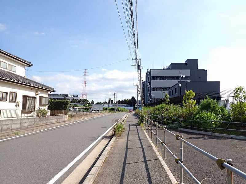 Goodman Business Park East Building 3 データセンターを北側から見る