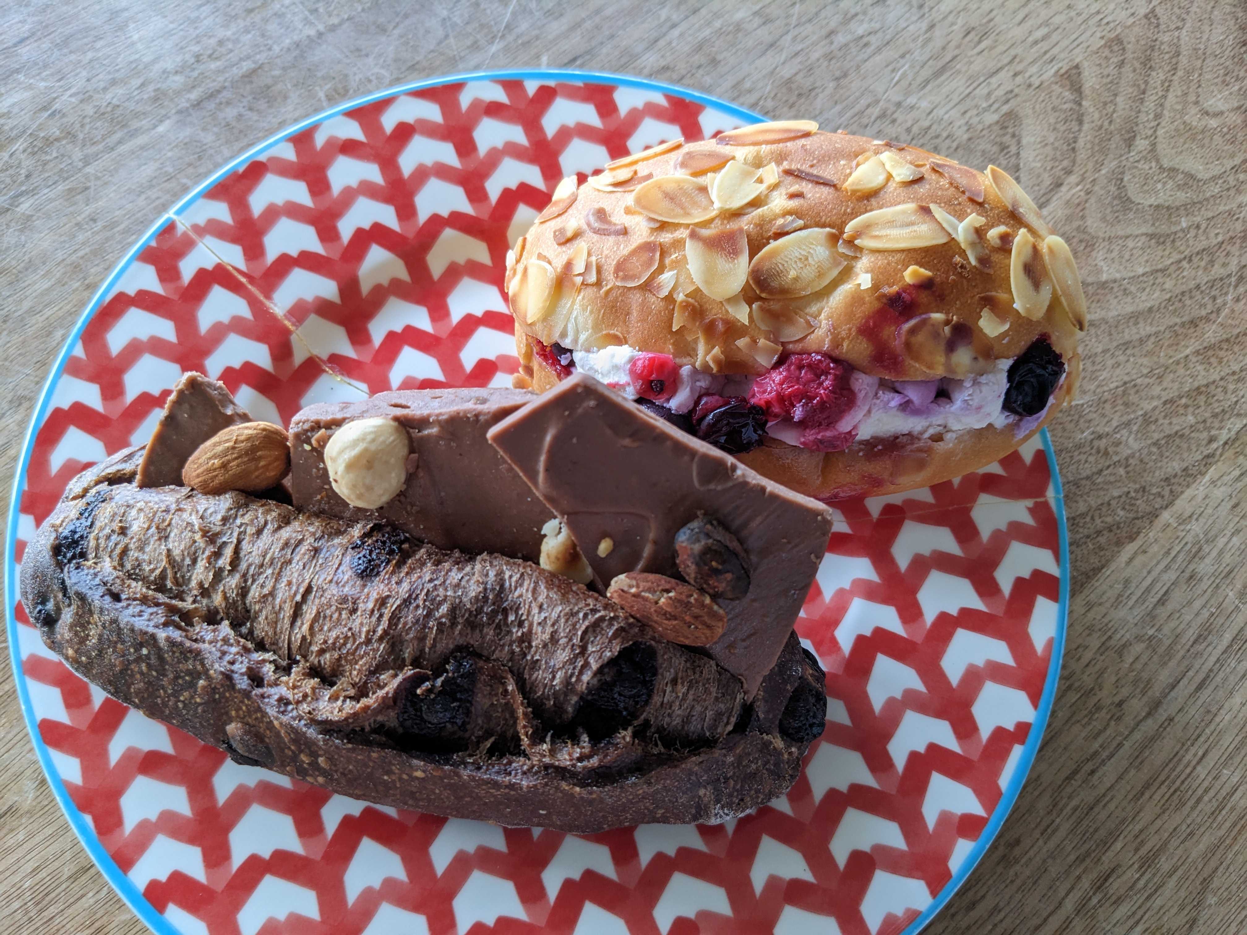 千葉駅Bakeryトイット ミックスベリーと大人のミルクチョコ