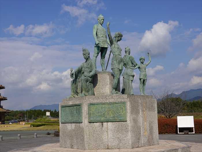 九州の続日本百名城を訪ねる その7 熊本 鞠智城 3 4 鞠智城温故創生之碑 八角形鼓楼 米倉 礎石跡 Jinさんの陽蜂農遠日記 楽天ブログ