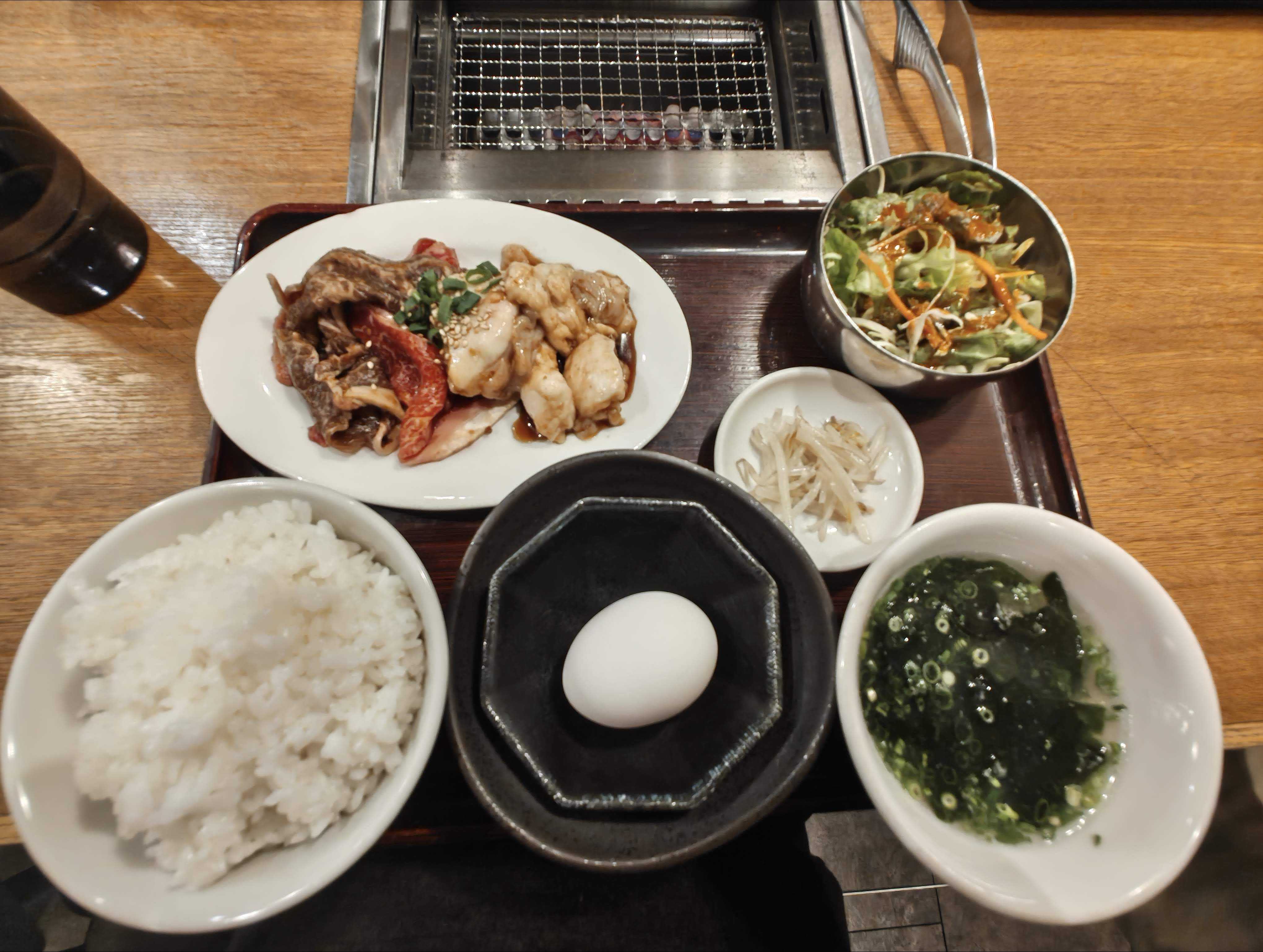 虎ノ門ひとりランチ 肉と日本酒　和牛カルビと和牛トロホルモンの飲めるすき焼き定食