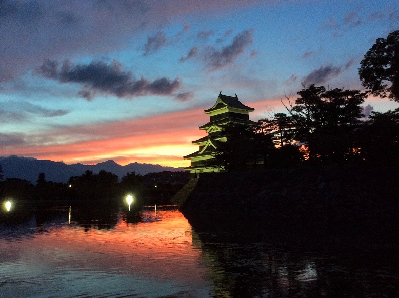 松本城　お濠に映える夕日.jpg