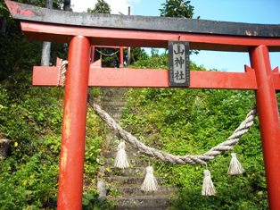 街道沿いの山神社