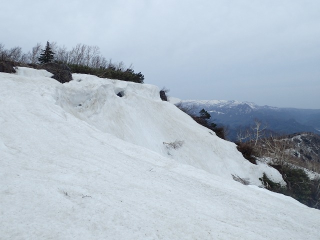 P5122436　9：04山頂雪渓.jpg