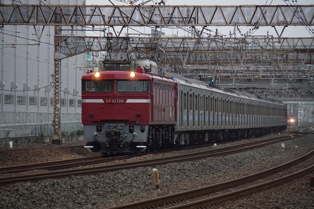 EF81 98牽引 水戸ホキ工臨 と EF81 139牽引 小田急4000形 配給の離合3