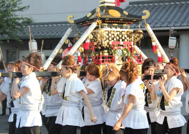 ２０１０　女みこし.jpg