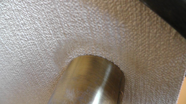 手すり周りの壁紙の擦れ