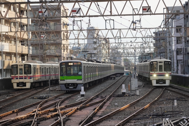 京王 8000系 行先点灯 併走に 6000系 7000系 都営 10-300形 京王電鉄6000系6022F、橋本方に7000系7003Fを連結し若葉台へ回送される
