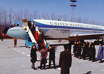 北京空港に降りるニクソン大統領