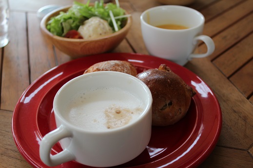 パンと飲み物のバイキング