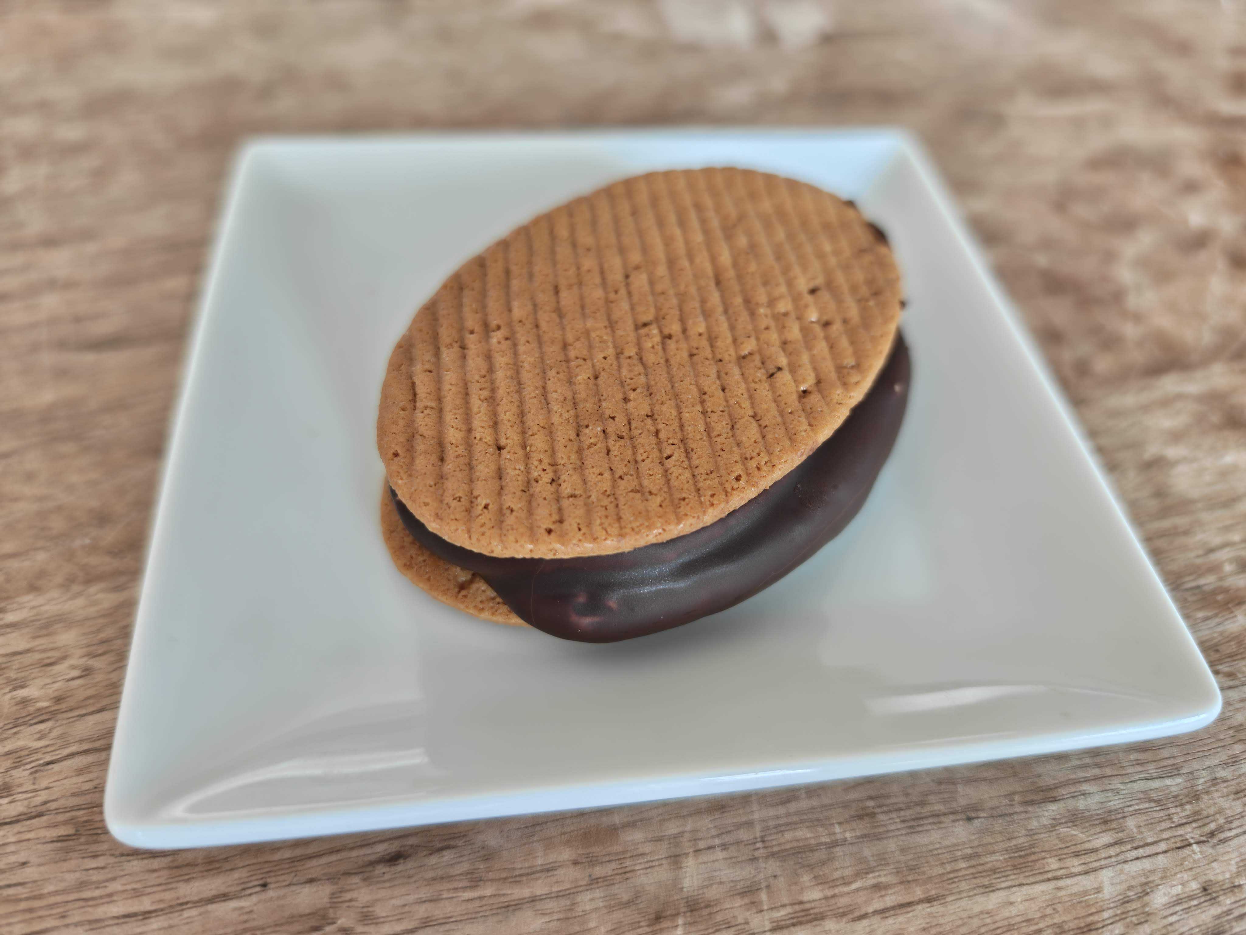 コンビニスイーツ　ファミマルSweets クリスピーチョコサンド