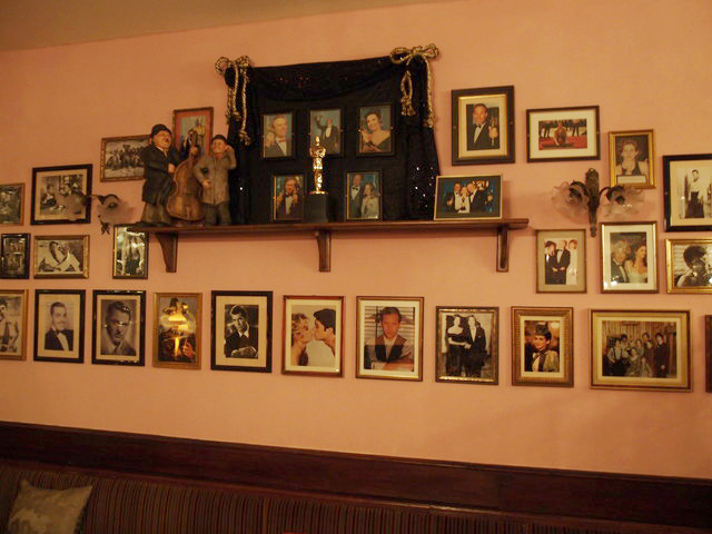 壁に掛かった写真