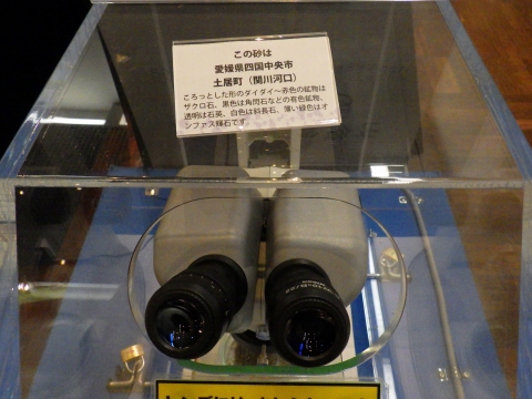 大阪市立自然史博物館2017年7月中旬9　顕微鏡での砂の観察