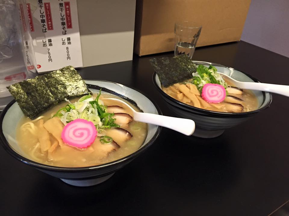 ツバメ：肉煮干し中華しお＆醤油