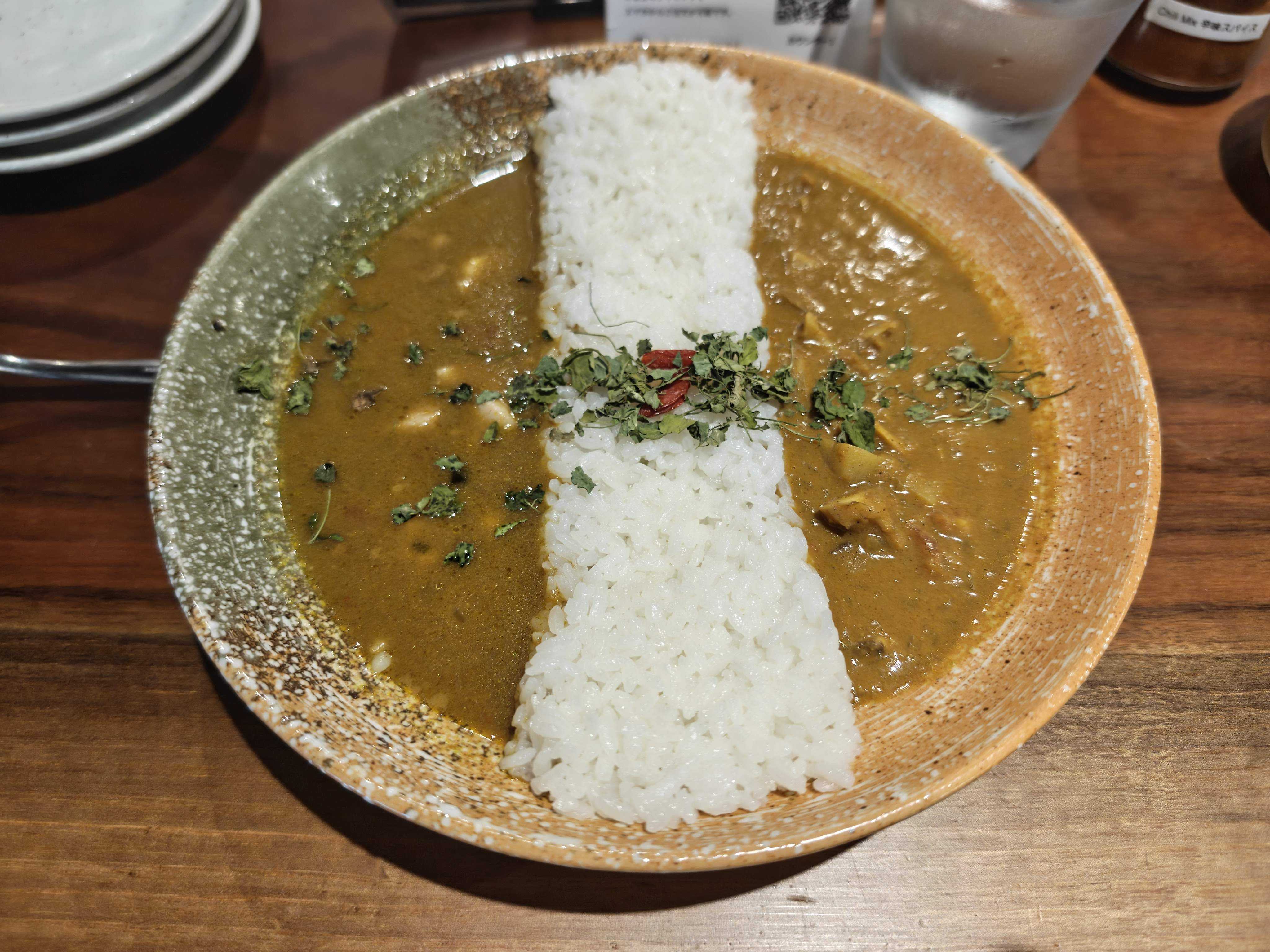 虎ノ門ランチ　麻布十番 薬膳カレー 新海 　2種盛り薬膳カレー