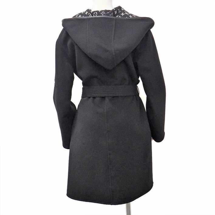 ルイヴィトン モノグラムが映える フーデッドラップコート ベルト付き