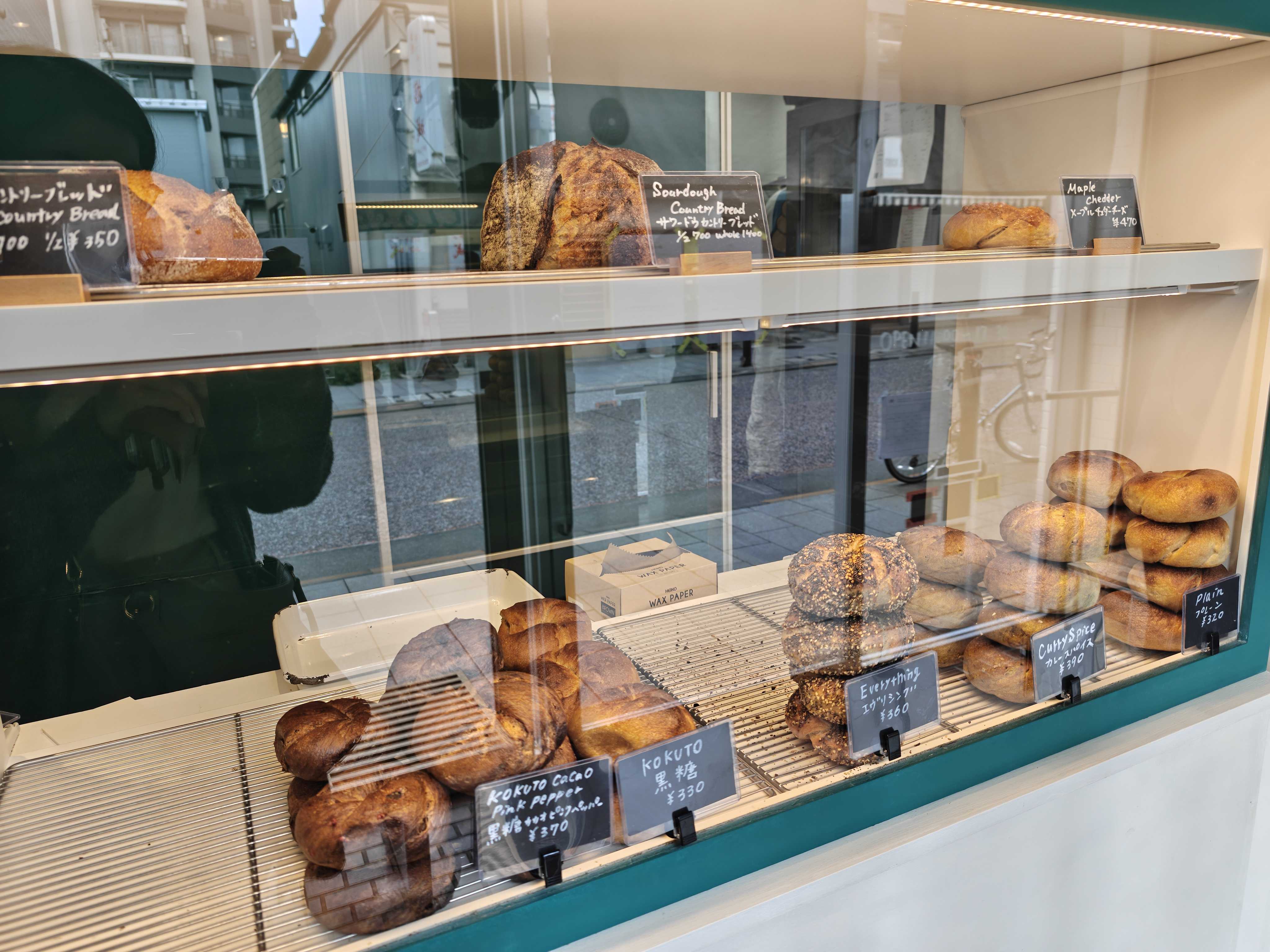 新馬場駅　ボブベーグル　店内ショーケース　ベーグル・パン　ラインナップ