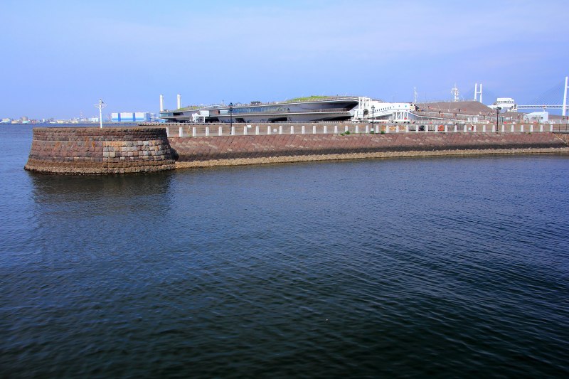 横浜大桟橋_05像の鼻と埠頭ビル.jpg