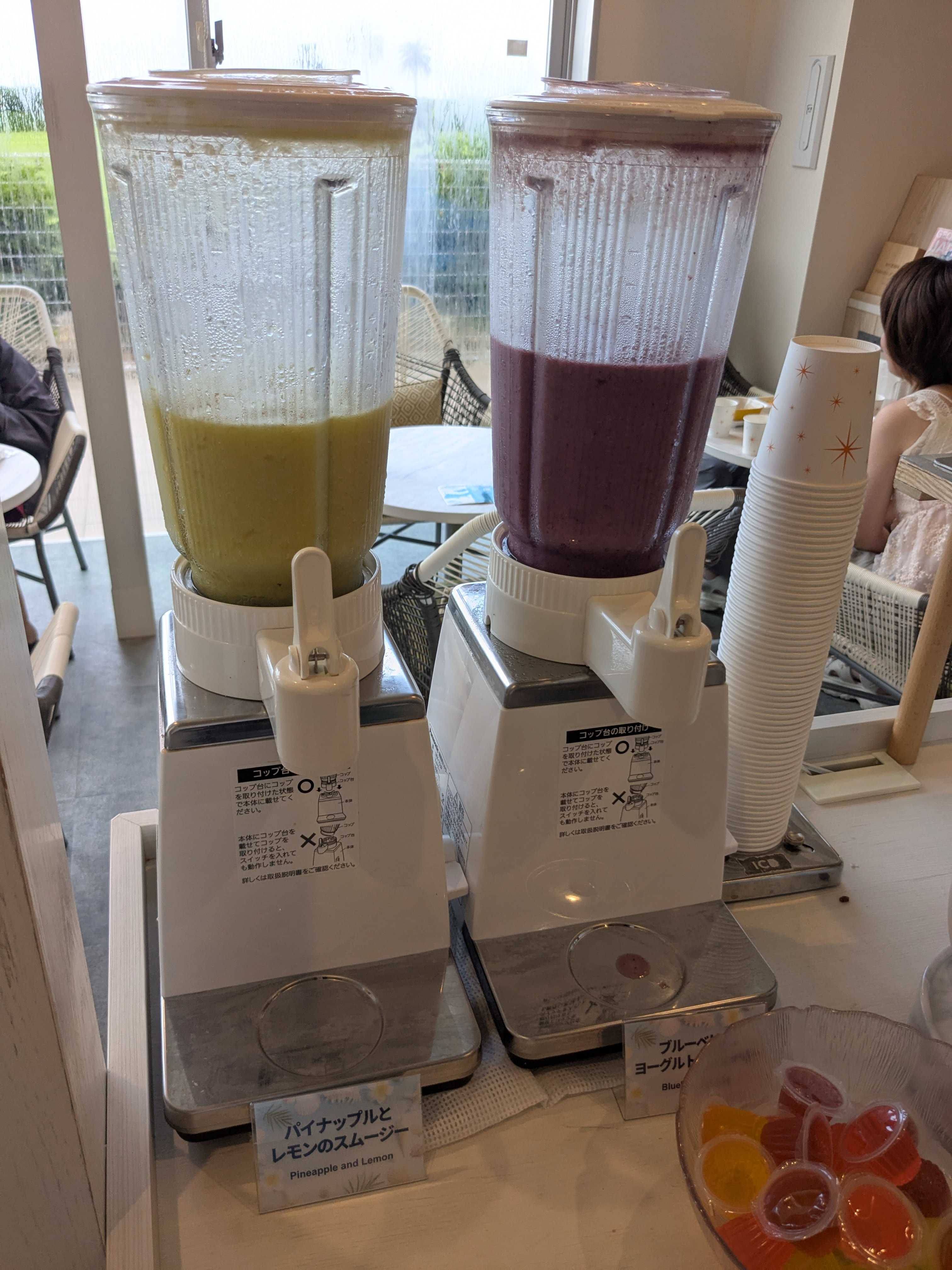 コンフォートホテル石垣島 朝食ビュッフェ　パイナップルとレモンのスムージー、ブルーベリーとヨーグルトのスムージー