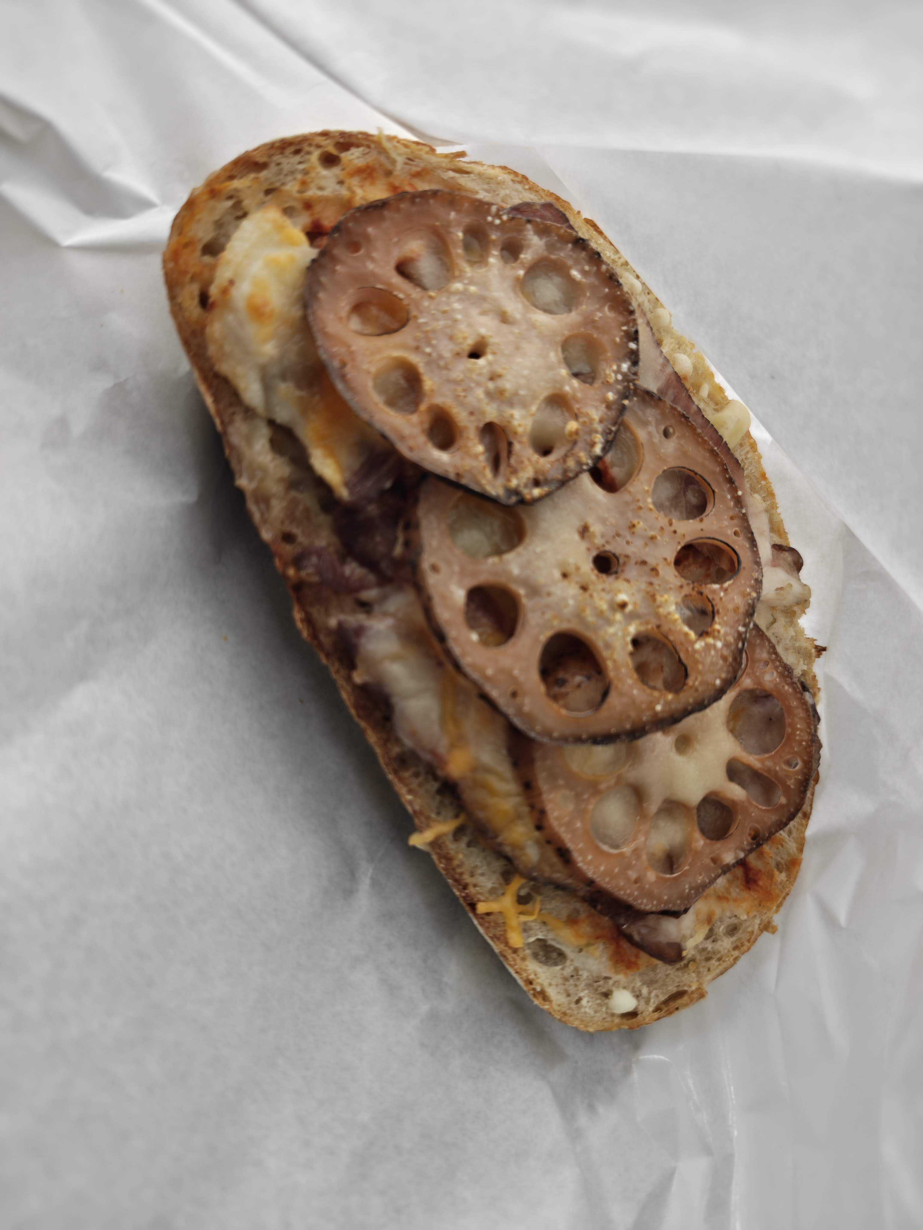 高輪ゲートウェイ駅　ひとりランチ　バーミキュラベーカリー　低温調理した三右衛門豚と無水調理した蓮根のタルティーヌ