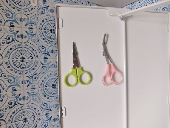 IKEA イケアの GUNNERN ミラーキャビネット 取り付けました DIY 洗面所 壁紙