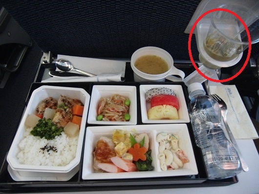 機内食、ウィスキーの水割り