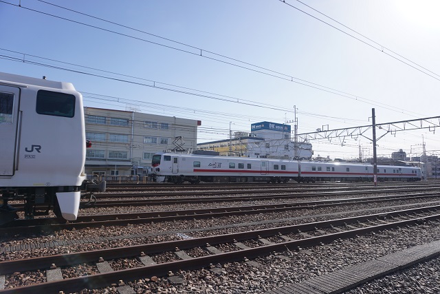 E491系電車 (East i-E) & キヤE193系気動車 (East i-D)奇跡の 並び！ EF81 98牽引2