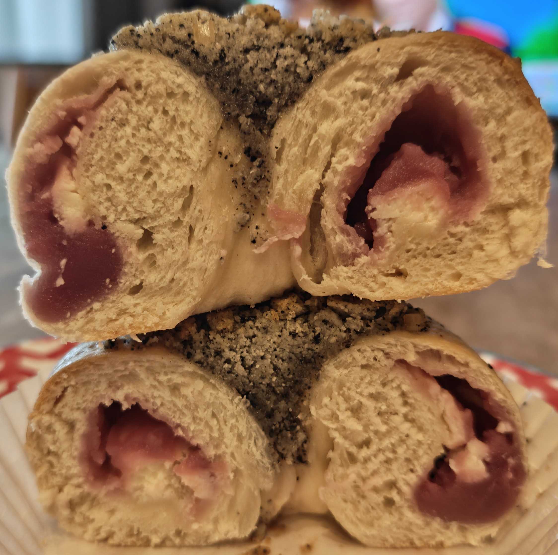 滋賀県　スコーン・ベーグルのお店　inari bakery　通販　紅芋あんクリームチーズの断面