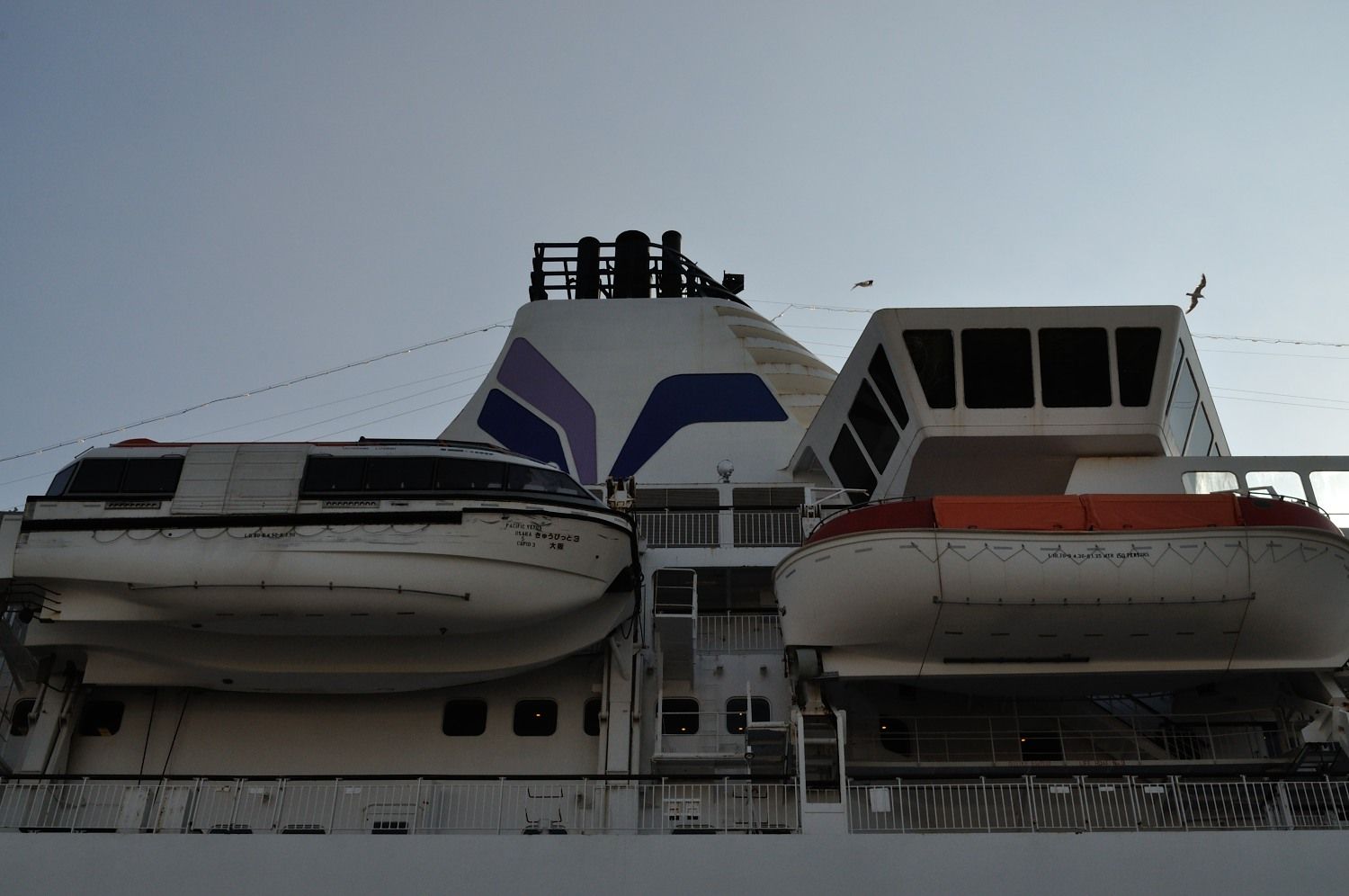 ８月３日の秋田港 ぱしふぃっくびいなす と謎の調査船 旅とメシと鉄と酒と温泉と あと何だ 楽天ブログ