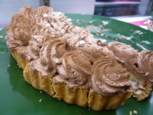 皮の硬いケーキ