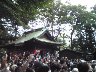 戸塚八坂神社お札まき４・2012