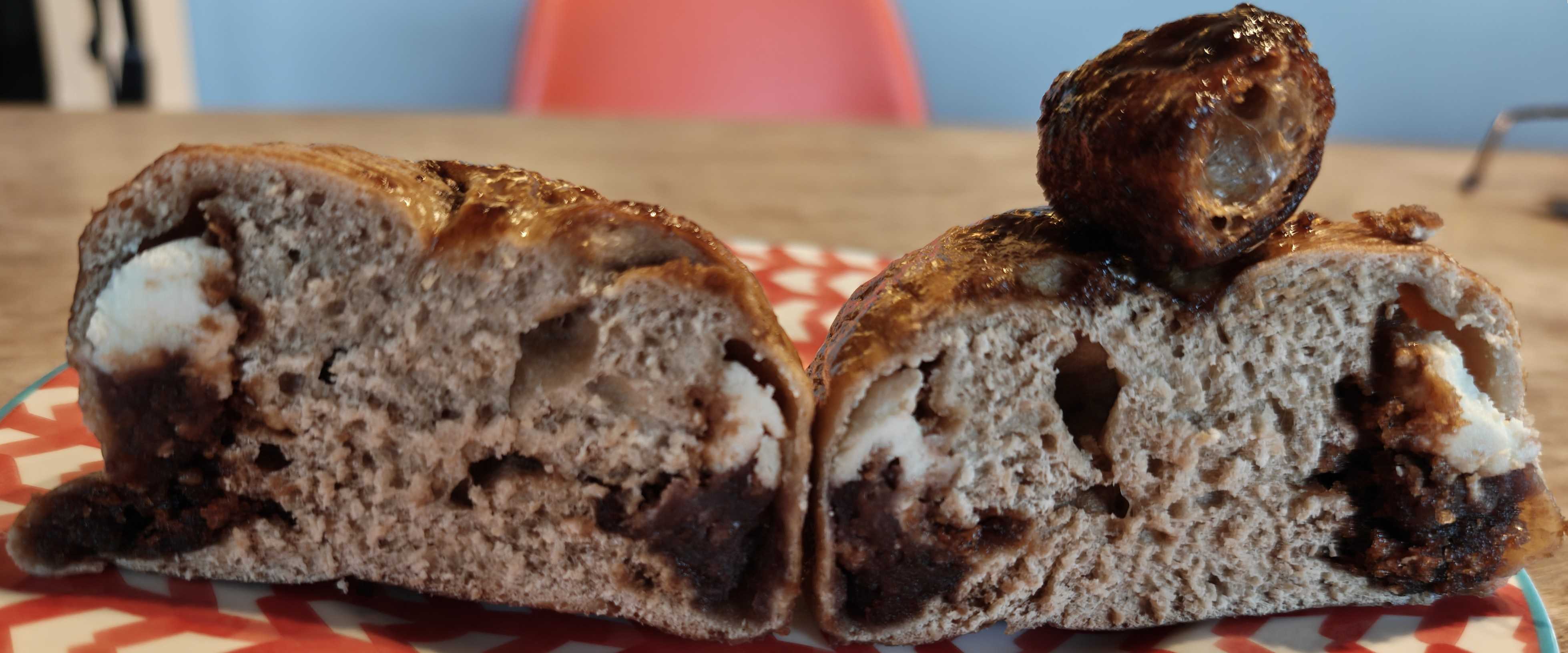 アカシアベーグル(acaciabagel) 通販　Brown sugar karinto bun（黒糖かりんとうまんじゅう）の断面
