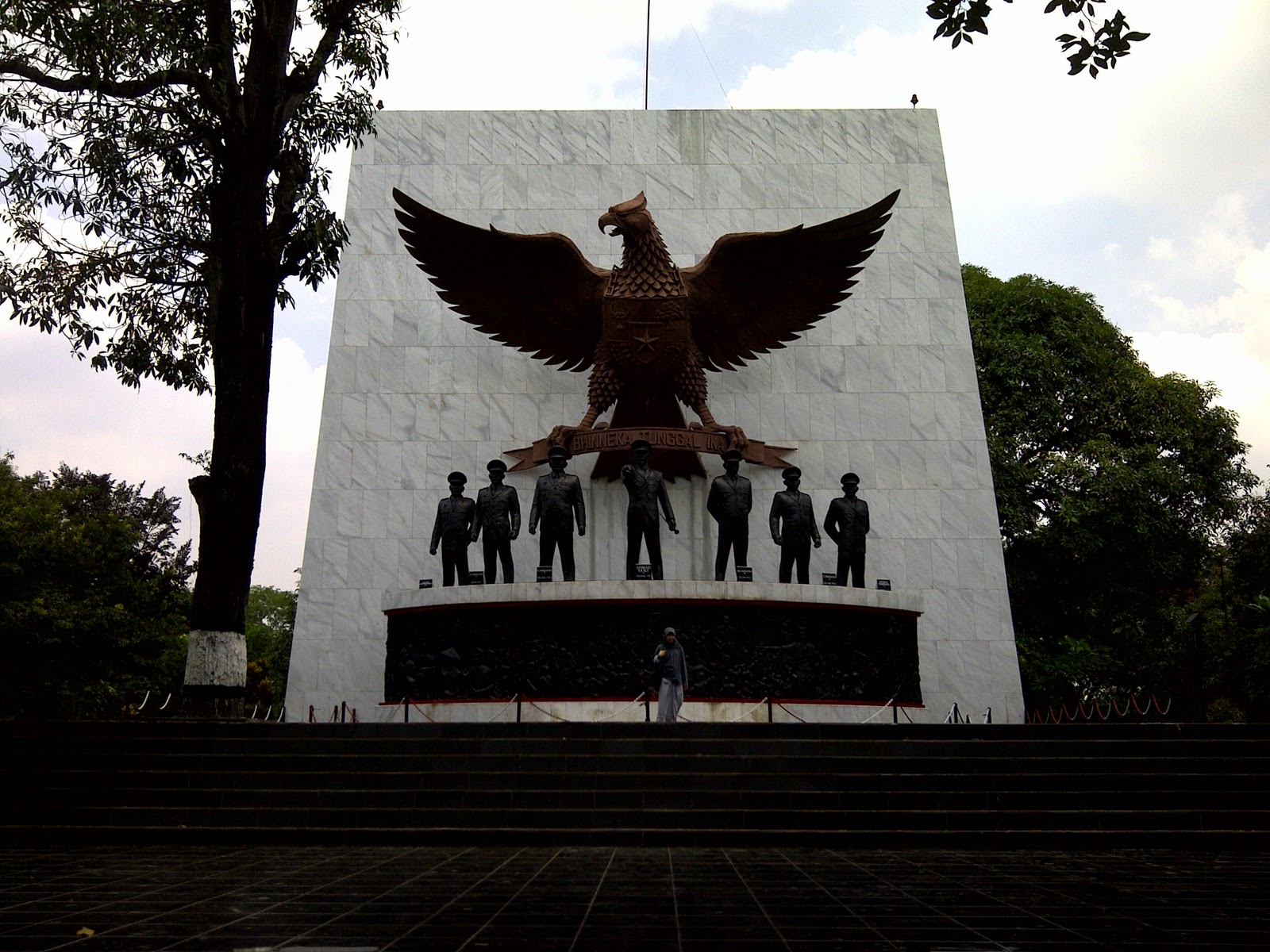 patung P.revolusi.jpg