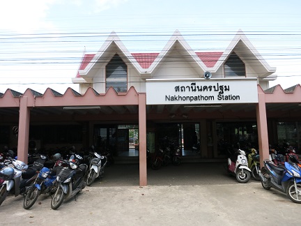 ナコーンパトム駅2.jpg
