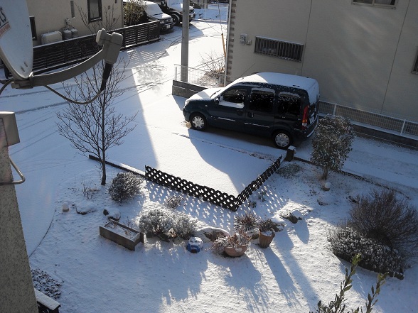 外は雪景色