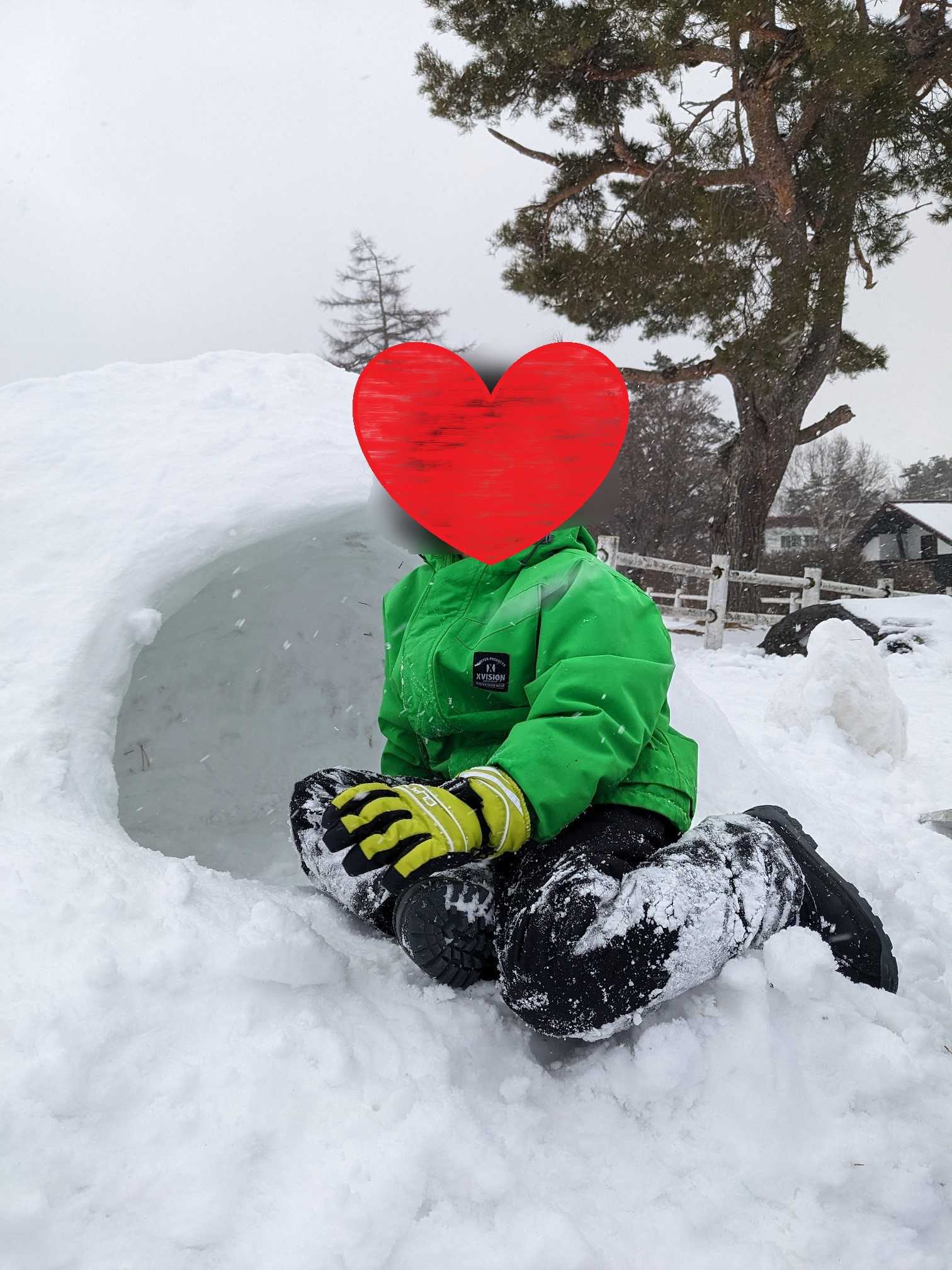 白樺高原国際スキー場で子供とかまくら作り