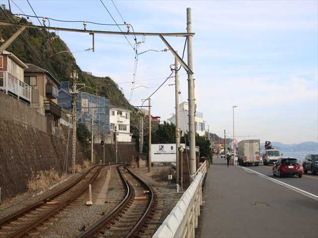 茅ケ崎市自転車貸出－8、江ノ電七里ヶ浜駅から極楽寺駅へ (5/7)  お 