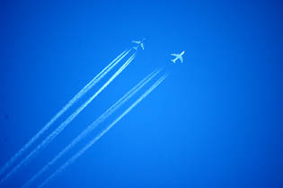 090514各務原・飛行機雲-4二機.jpg