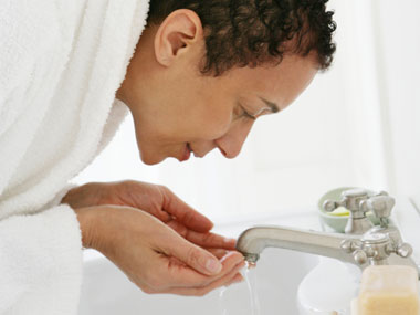 13-uses-for-coffee-11-washing-face-slb@ご.jpg